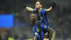 Gelandang Inter Milan Hakan Calhanoglu (atas) berselebrasi bersama Marcus Thuram setelah mencetak gol kedua timnya ke gawang Frosinone dalam duel pekan ke-12 Serie A 2023/2024 di Giuseppe Meazza, Senin (13/11/2023) dini hari WIB. (AP Photo/Luca Bruno)