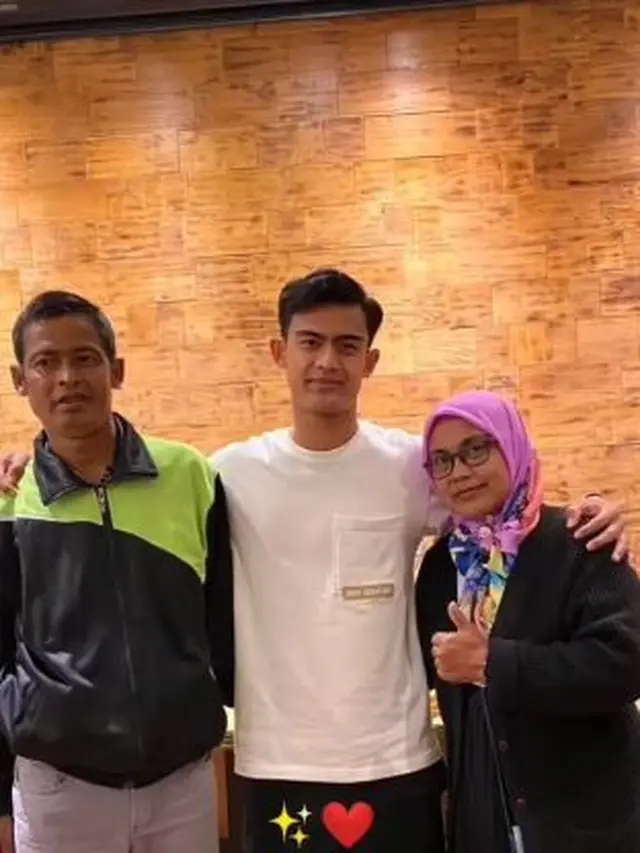 6 Momen Pratama Arhan Bersama Orang Tuanya, Selalu Rangkul Pundak Ibu Ketika Foto