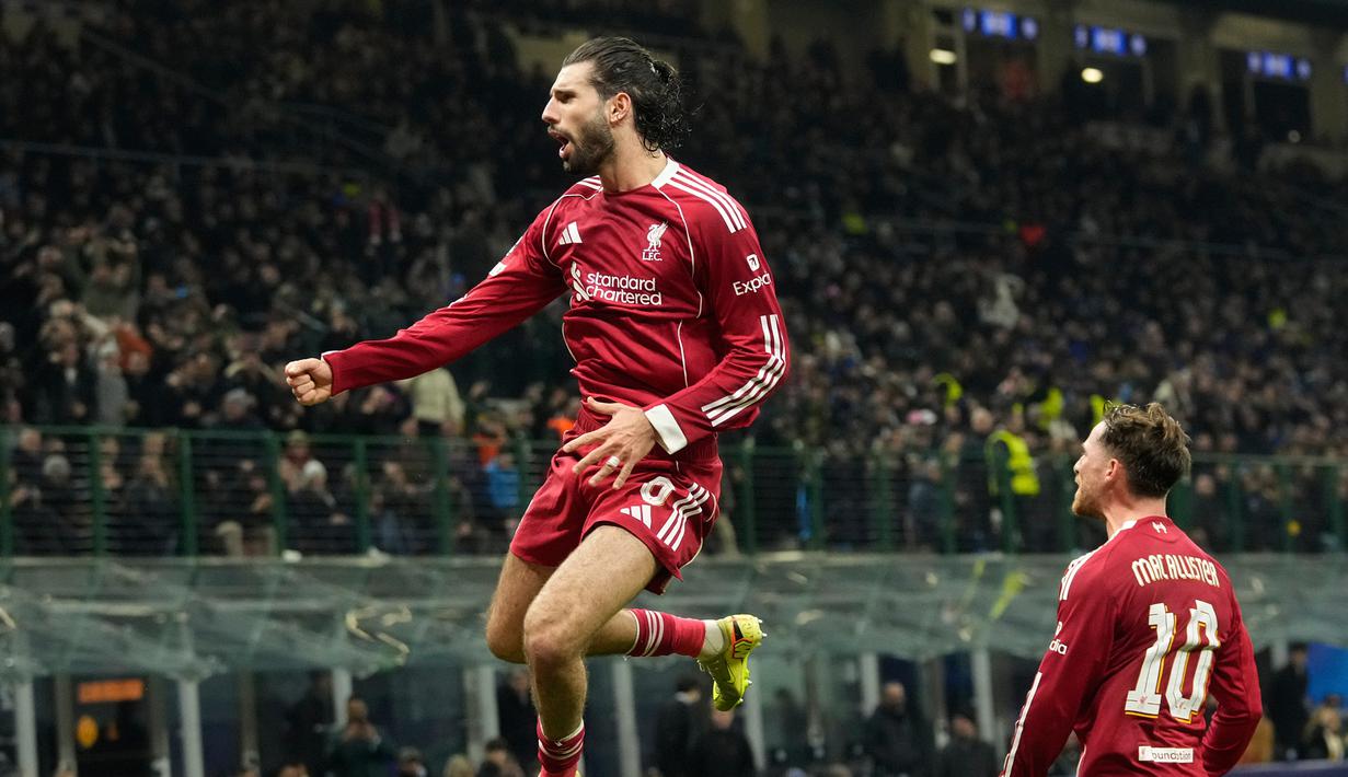 Pemain Liverpool, Dominik Szoboszlai, melakukan selebrasi setelah mencetak gol ke gawang Inter Milan pada matchday 6 fase grup Liga Champions 2025/2026 di Stadion Giuseppe Meazza, Rabu (10/12/2025) dini hari WIB. (AP Photo/Luca Bruno)