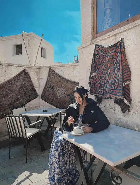 Memadukan square neck crop top dengan rok panjang bermotif warna biru [@anyageraldine]