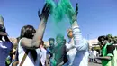 Peserta melempar bubuk berwarna saat acara marathon bertajuk 'I Love Damaskus' di Umayyah Square Damaskus, Suriah, Jumat (7/10). (REUTERS / Omar Sanadiki)