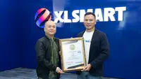 Direktur & Chief Strategy & Home Business Officer XLSMART, Feiruz Ikhwan dengan penghargaan Customer Journey Experience Award 2025 kategori Enjoying Internet Service Provider (Conventional).