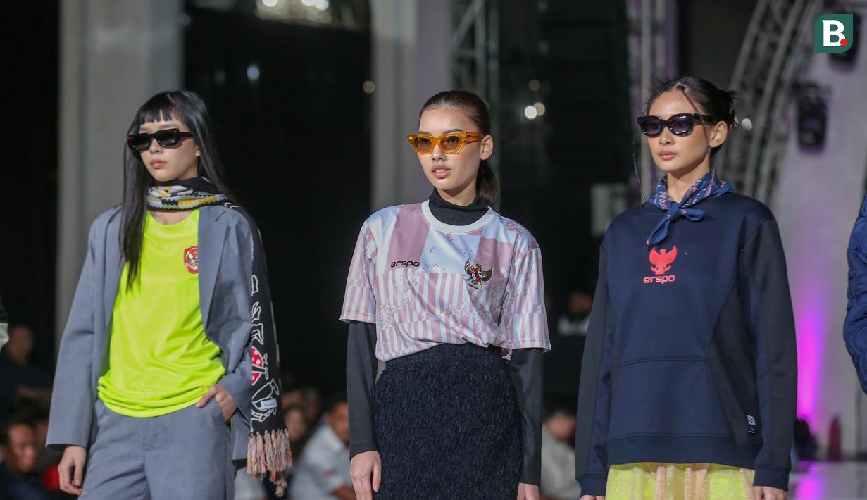 Tiga orang model wanita memperagakan kaos dan jaket santai Timnas Indonesia produksi jenama dalam negeri Erspo dalam acara launching jersey anyar Timnas Indonesia di Bengkel Space, SCBD, Jakarta, Senin (18/3/2024) petang WIB. (Bola.com/Abdul Aziz)