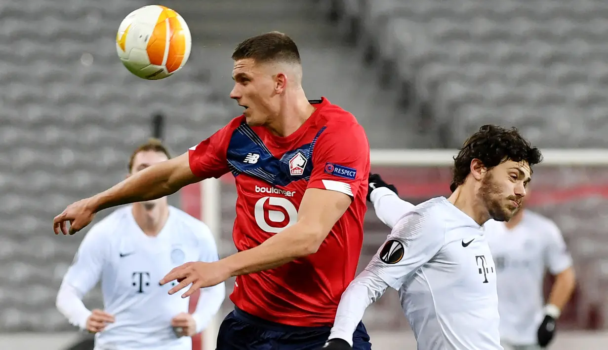 Sven Botman (Lille) - Salah satu sosok yang membuat Les Dogues tampil superior musim ini adalah kehadiran Sven Botman di lini pertahanan. Botman mampu membuat Lille menjadi tim yang paling sedikit kebobolan dan sekaligus menyingkirkan PSG dalam perburuan gelar juara Liga Prancis. (AFP/Denis Charlet)