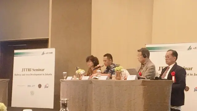 Kegiatan diskusi panel saat semintar JTTRI International On Railway and Area Development in Jakarta.
