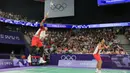 <p>Pemain ganda putra Indonesia, Muhammad Rian Ardianto (belakang) melepaskan drop shot saat menghadapi wakil Prancis, Lucas Corvee/Ronan Labar pada laga Grup C Olimpiade Paris 2024 di Porte De La Chapelle Arena, Paris, Senin (29/7/2024). Fajar Alfian/Muhammad Rian Ardianto menang dua gim langsung 21-13, 21-10. (Dok. NOC Indonesia/Naif Muhammad Al'as)</p>