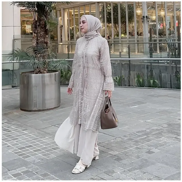 6 Gamis ala Dinan Fajrina Istri Doni Salmanan, Sederhana tapi Tetap Kekinian