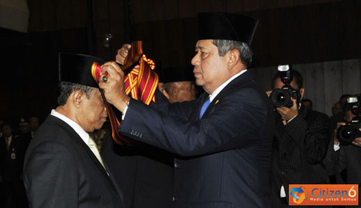 Citizen6, Jakarta: Presiden RI Soesilo Bambang Yudhoyono menganugerahkan tanda kehormatan Bintang Mahaputera, kepada mantan Panglima TNI dan Kepala Staf Angkatan. Bertempat di Aula Gatot Subroto, Mabes TNI, Cilangkap, Jakarta Timur, Selasa (4/10). 