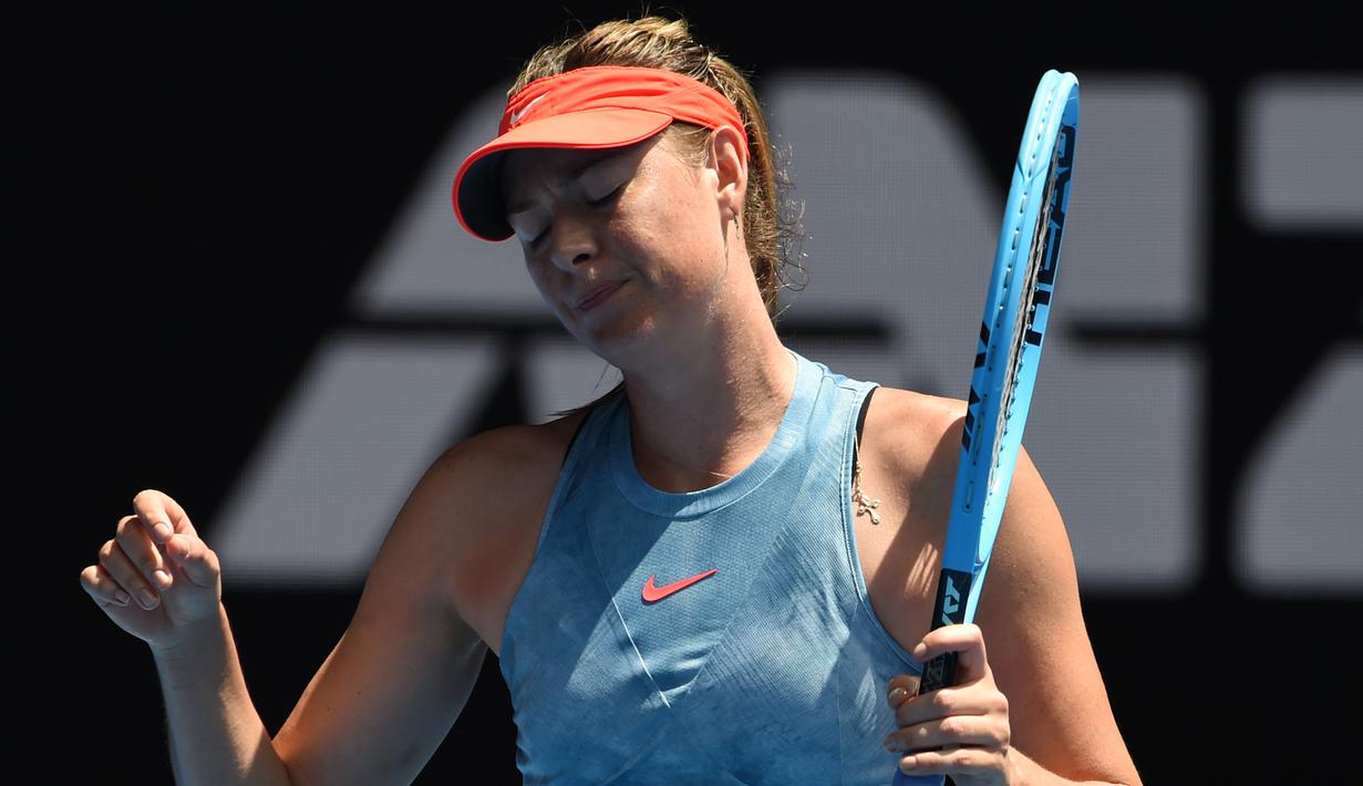 Ekpsresi Maria Sharapova saat pukulannya gagal masuk selama bertanding melawan Ashleigh Barty dari Australia pada babak keempat Australia Terbuka 2019 di Melbourne, Australia (20/1). Sharapova kalah 4-6 6-1 6-4. (AFP Photo/Greg Wood)