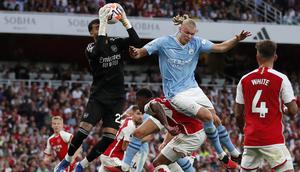 Kiper Arsenal, David Raya (kiri) berebut bola dengan pemain Manchester City, Erling Haaland pada laga lanjutan Liga Inggris 2023/2024 di Emirates Stadium, London, Inggris, 8 Oktober 2023. (AFP/Ian Kington)