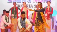 Pasangan finalis unjuk kebolehan saat ajang pemilihan Abang None Jakarta 2017 di Central Park, Jakarta, Jumat (15/07). Acara ini merupakan sebuah momen di mana para finalis menunjukkan bakat yang mereka miliki. (Liputan6.com/Herman Zakharia)