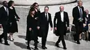 Perdana Menteri Inggris Keir Starmer (tengah) dan istrinya Victoria Starmer bersama Menteri Luar Negeri Inggris David Lammy (kiri) tiba menjelang upacara pemakaman mendiang Paus Fransiskus di Lapangan Santo Petrus, Vatikan, 26 April 2025. (Filippo MONTEFORTE/AFP)