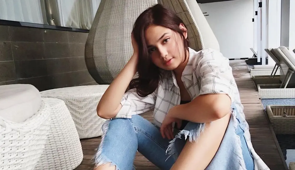 Syifa Hadju sendiri cukup sering tampil dengan menggunakan celana jeans di beberapa foto unggahannya. Ia pun memilih memadukan celana jeans dengan kemeja simple motif kotak dengan lengan tergulung hingga siku. (Liputan6.com/IG/@syifahadjureal)