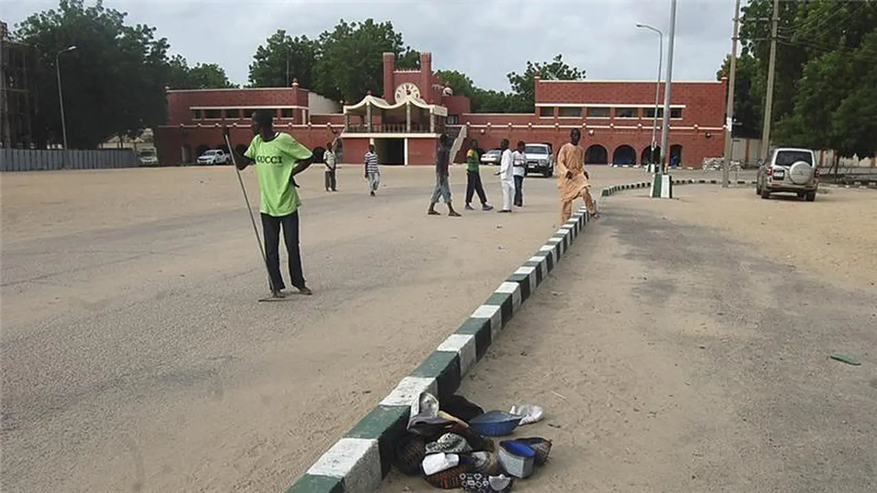Orang-orang berjalan di depan masjid setelah serangan di Maiduguri pada 2012 (Foto: Olatunji Omirin/Reuters).