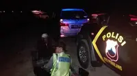 Mobil mogok menyebabkan ibu hamil dan anak kecil bermalam di tengah tol fungsional Pemalang. (Liputan6.com/Polres Pemalang/Muhamad Ridlo)