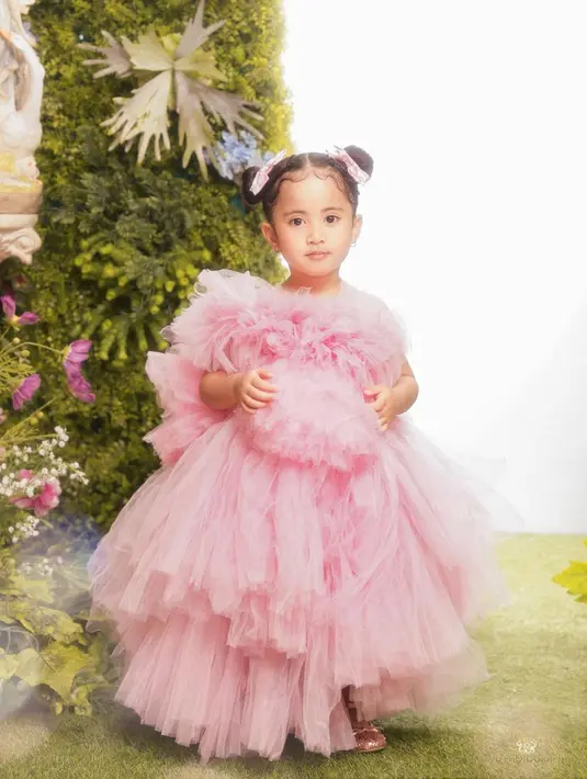 Ia juga bisa tampil anggun. Lihat saja cantiknya Chava saat kenakan dress pink yang manis. [Instagram @rachelvennya]