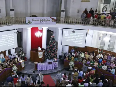 Ratusan umat Kristiani mengikuti Misa Natal di Gereja Protestan Indonesia Barat (GPIB) Immanuel, Gambir, Jakarta, Minggu (24/12). Misa Natal 2017 mengusung tema Damai Sejahtera. (Liputan6.com/Herman Zakharia)