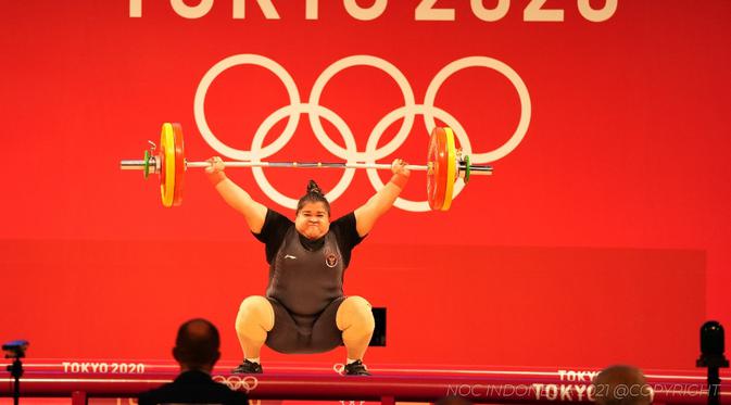 Aksi lifter Indonesia, Nurul Akmal, pada lomba angkat besi kelas +87 kg, di Tokyo International Forum, Senin (2/8/2021). (NOC Indonesia)
