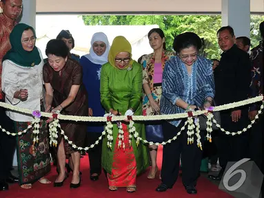 Ketua Umum PDI-P Megawati Soekarnoputri menghadiri acara 60 tahun Yayasan Pembinaan Anak Cacat (YPAC) Jakarta, Rabu (5/11/2014) (Liputan6.com/Johan Tallo)