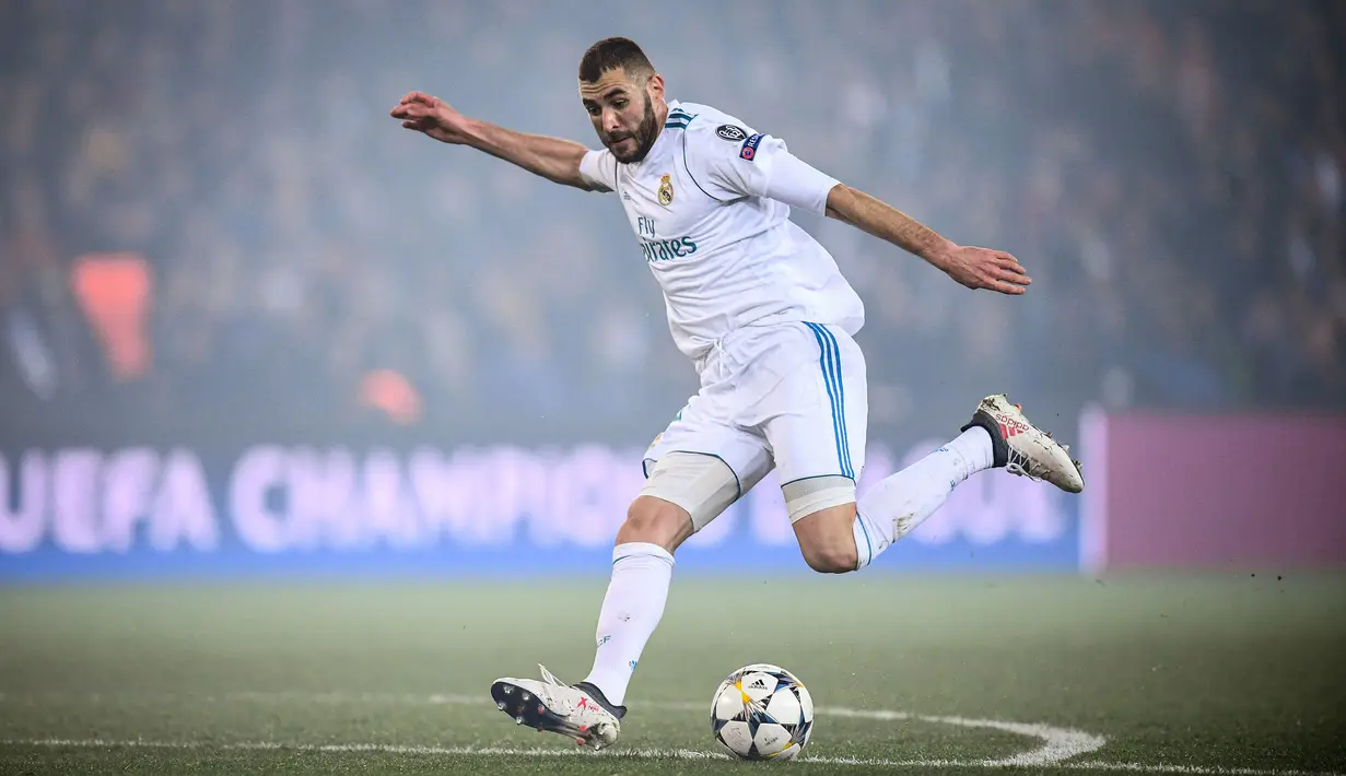 Karim Benzema - Ujung tombak Timnas Prancis akan sangat menakutkan. Pemain berusia 32 tahun ini akan berduet dengan Antoine Griezmann dan Kylian Mbappe. Walapun pada Euro 2016 dan Piala Dunia 2018 absen membela Les Blues, tetapi penampilannya di Real Madrid sangat menjajikan. (Foto: AFP/Franck Fife)