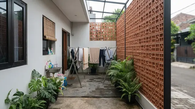 Desain Area Jemur Tersembunyi di Samping Rumah agar Tidak Terlihat dari Jalan