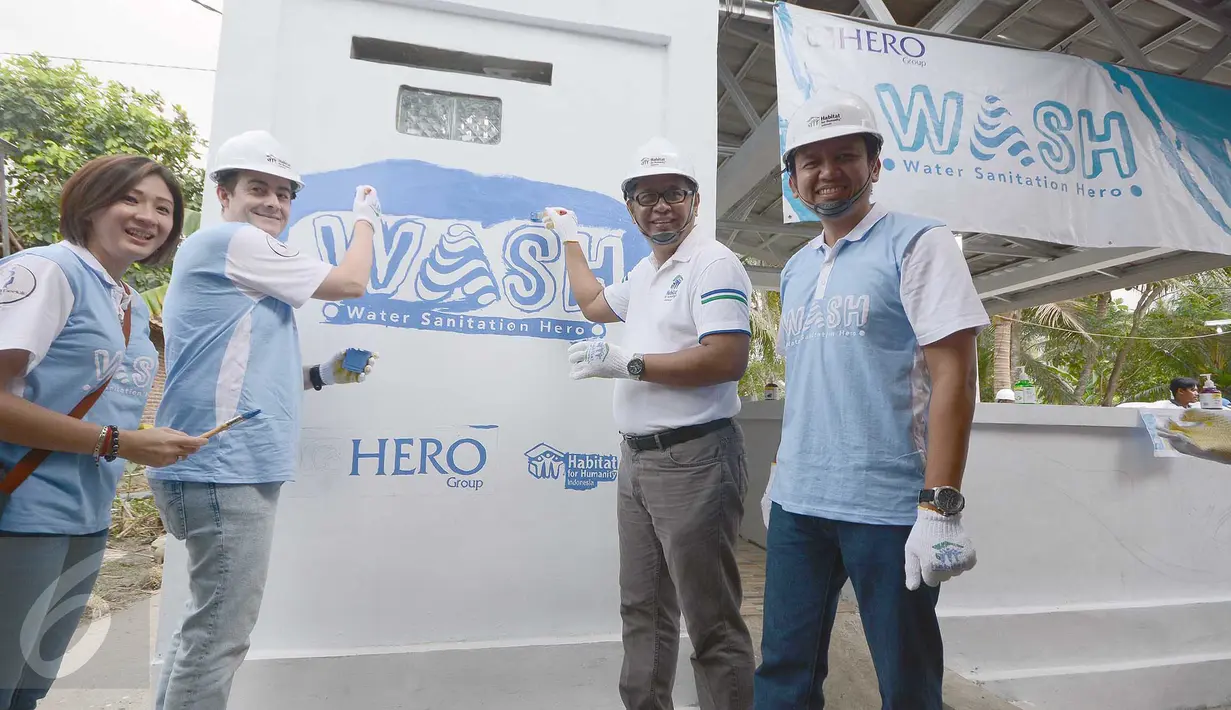 Presdir PT. Hero Supermarket Tbk, Stephane Deutsch (kedua dari kiri) didampingi jajaran manajer berfoto bersama saat peresmian program WASH (Water Sanitation Hero) di Kampung Tegal Desa Kedung Dalam, Kecamatan Mauk, Tangerang, Kamis (6/4). (Liputan.com)