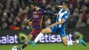 Pemain FC Barcelona,  Arda Turan (kiri) berusaha melewati pemain RCD Espanyol, Chilean Enzo Roco pada laga Copa Del REy leg kedua babak 16 besar di Stadion Power8,  Cornella-El Prat, Barcelona, Spanyol,Kamis (14/1/2016) dini hari WIB.  (EPA/Andreu Dalmau)