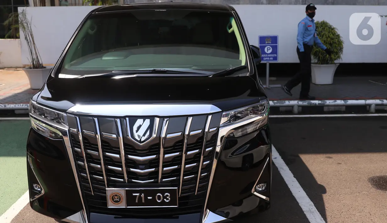 Kendaraan dengan plat nomor khusus anggota DPR terparkir di Kompleks Parlemen, Senayan, Jakarta, Selasa (25/5/2021). Wakil Ketua Mahkamah Kehormatan DPR Habiburokhman menjelaskan penggunaan plat nomor khusus tersebut hanya menyempurnakan penggunaan atribut logo DPR. (Liputan6.com/Angga Yuniar)