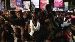 Kemenangan Timnas Haiti atas Nikaragua sekaligus mengakhiri penantian 52 tahun untuk kembali bermain di pentas Piala Dunia. Tampak dalam foto, warga Haiti turun ke jalan-jalan di Port-au-Prince saat merayakan lolosnya tim nasional mereka di putaran final Piala Dunia 2026, pada Selasa 18 November 2025 waktu setempat. (Clarens SIFFROY/AFP)