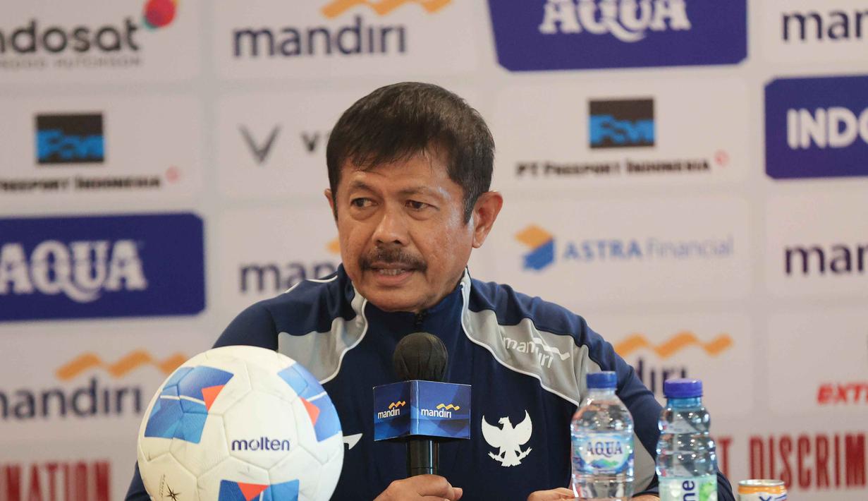 Pelatih Timnas Indonesia U-22, Indra Sjafri mengatakan laga uji coba kontra Mali bukan sekedar ajang eksperimen melainkan memantapkan kerangka tim. Tampak dalam foto, pelatih Timnas Indonesia U-22, Indra Sjafri, saat memberi keterangan terkait pertandingan uji coba melawan Mali, Jakarta, Jumat (14/11/2025). (Bola.com/Abdul Aziz)