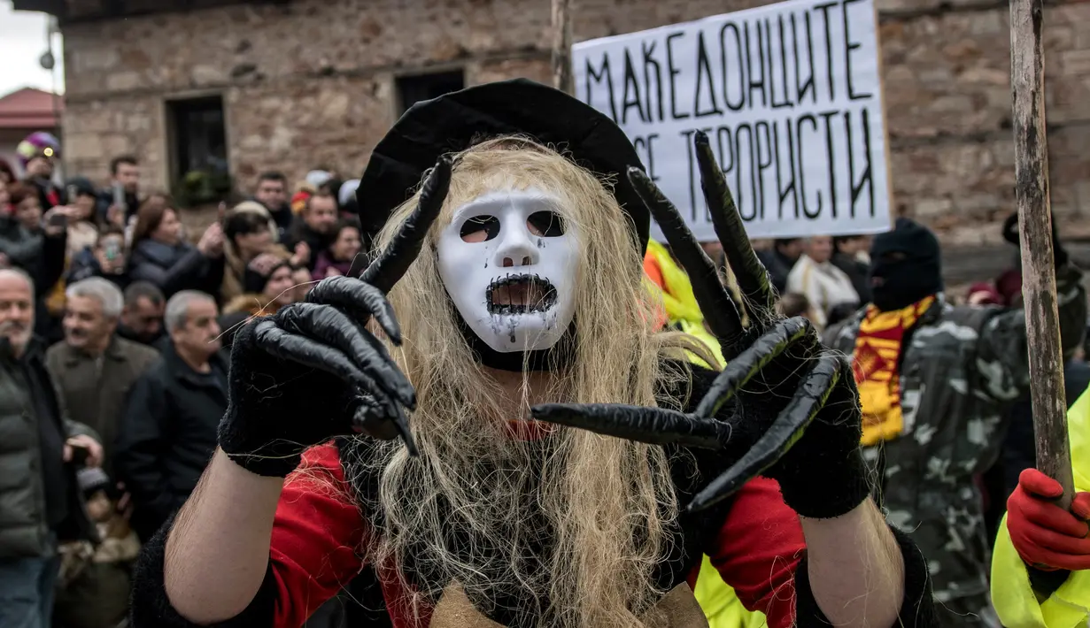 Peserta mengenakan kostum saat mengikuti karnaval di desa Vevcani, Macedonia (13/1). Karnaval Vevcani menandai dimulainya Tahun Baru sesuai dengan kalender Julian yang dianut oleh Gereja Orthodok Macedonia. (AFP Photo/Robert Atanasovski)