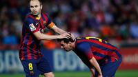 Kapten tim Barcelona, Andres Iniesta (kiri) memberikan semangat kepada rekan setimnya, Lionel Messi, pasca dikalahkan Granada 0-1 dalam laga lanjutan La Liga Spanyol di stadion Nuevo Los Carmenes, Granada, (13/4/2014). (REUTERS/Marcelo del Pozo)