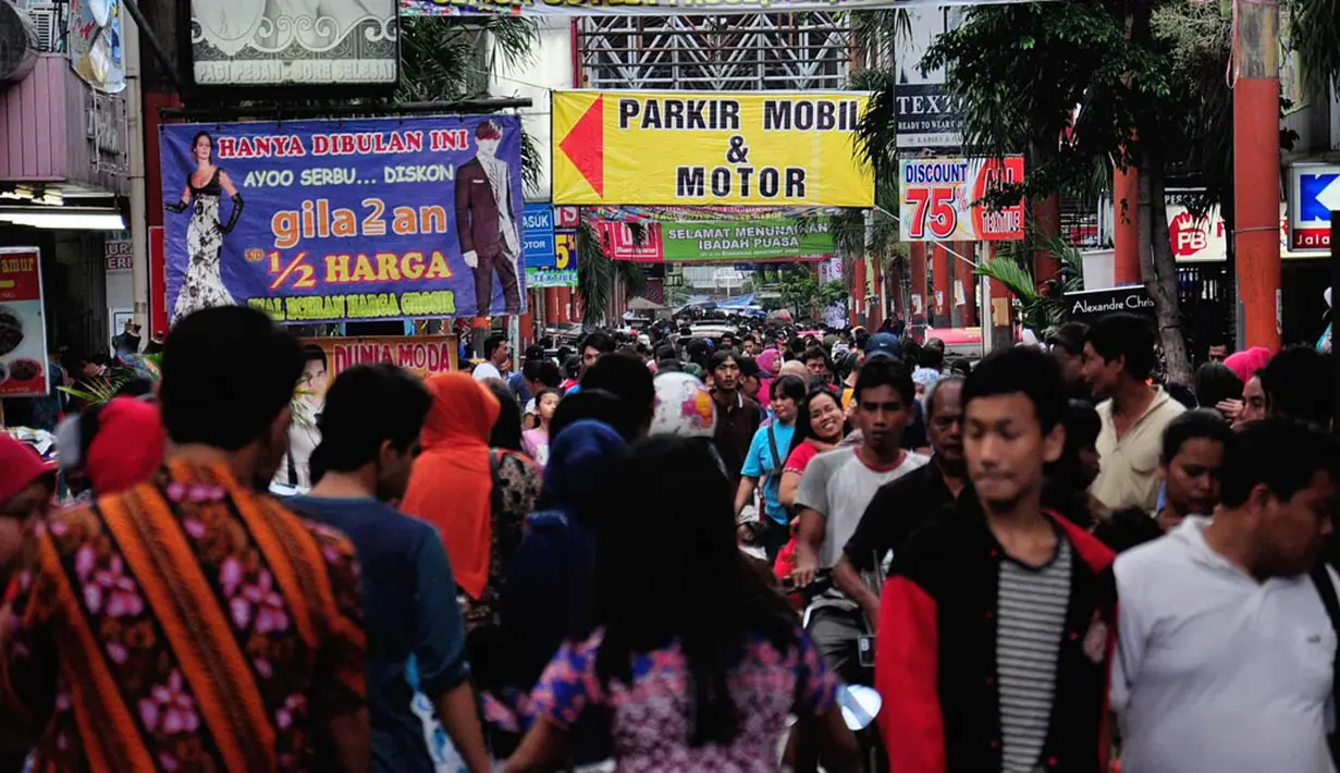 Jelang Hari Raya Idul Fitri 1435 H, sejumlah toko di Pasar Baru, Jakarta, dipadati pengunjung, (25/7/2014). (Liputan6.com/Faizal Fanani)