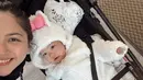 Jessica Mila baru membagikan beberapa potret bersama suami dan Baby Kyarra saat liburan di Jepang. Pasangan ibu dan anak ini tampil kompak dalam busana musim dingin hitam putih [@jscmila]