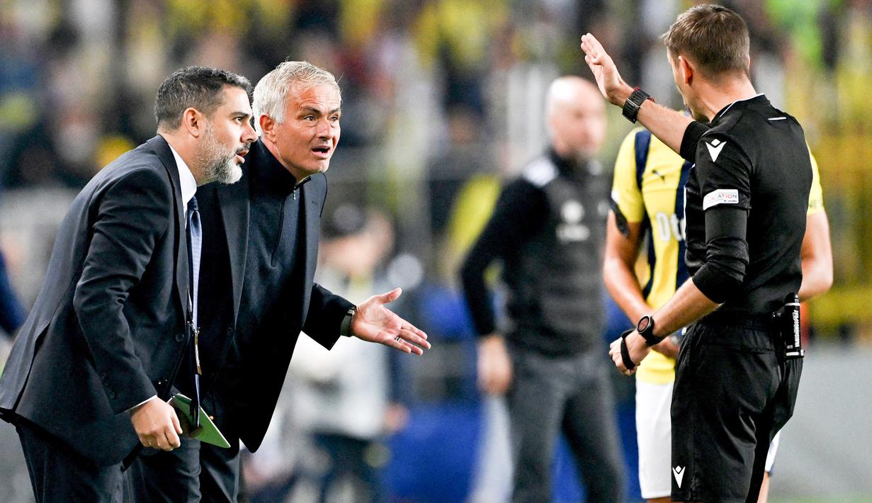 Jose Mourinho kembali menjadi sorotan. Pelatih Fenerbahce itu melakukan protes terlalu keras kepada wasit Clement Turpin yang berujung kartu merah. (AFP/Ozan Kose)