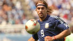 2. Gabriel Batistuta - Pemain andalan tim tango tersebut mengakui di otobiografinya bahwa ia tidak menyukai sepak bola. Ia mengakui ia adalah sosok yang unik tidak seperti pesepak bola lainnya. (AFP/Daniel Garcia)