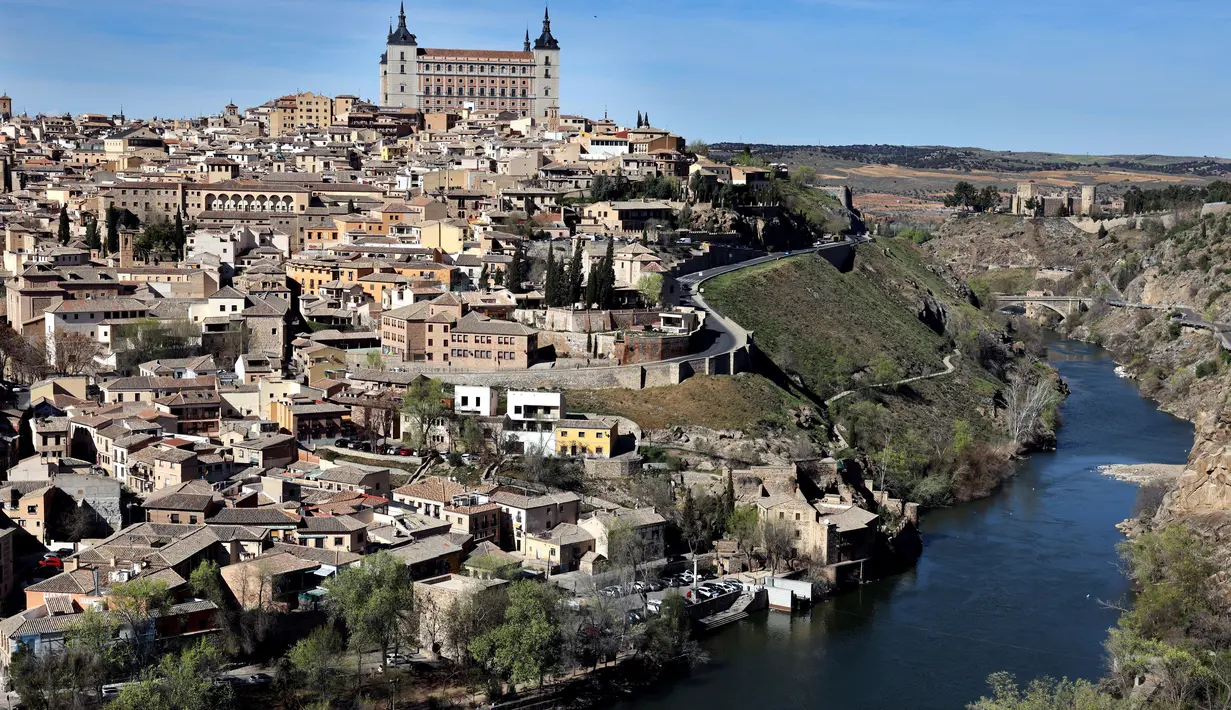 Toledo adalah jantung dan jiwa dari Spanyol dengan beberapa landmark bersejarah terpenting yang membuat kota monumental ini menjadi Situs Warisan Dunia UNESCO yang menawan. (Photo by Thomas COEX / AFP)