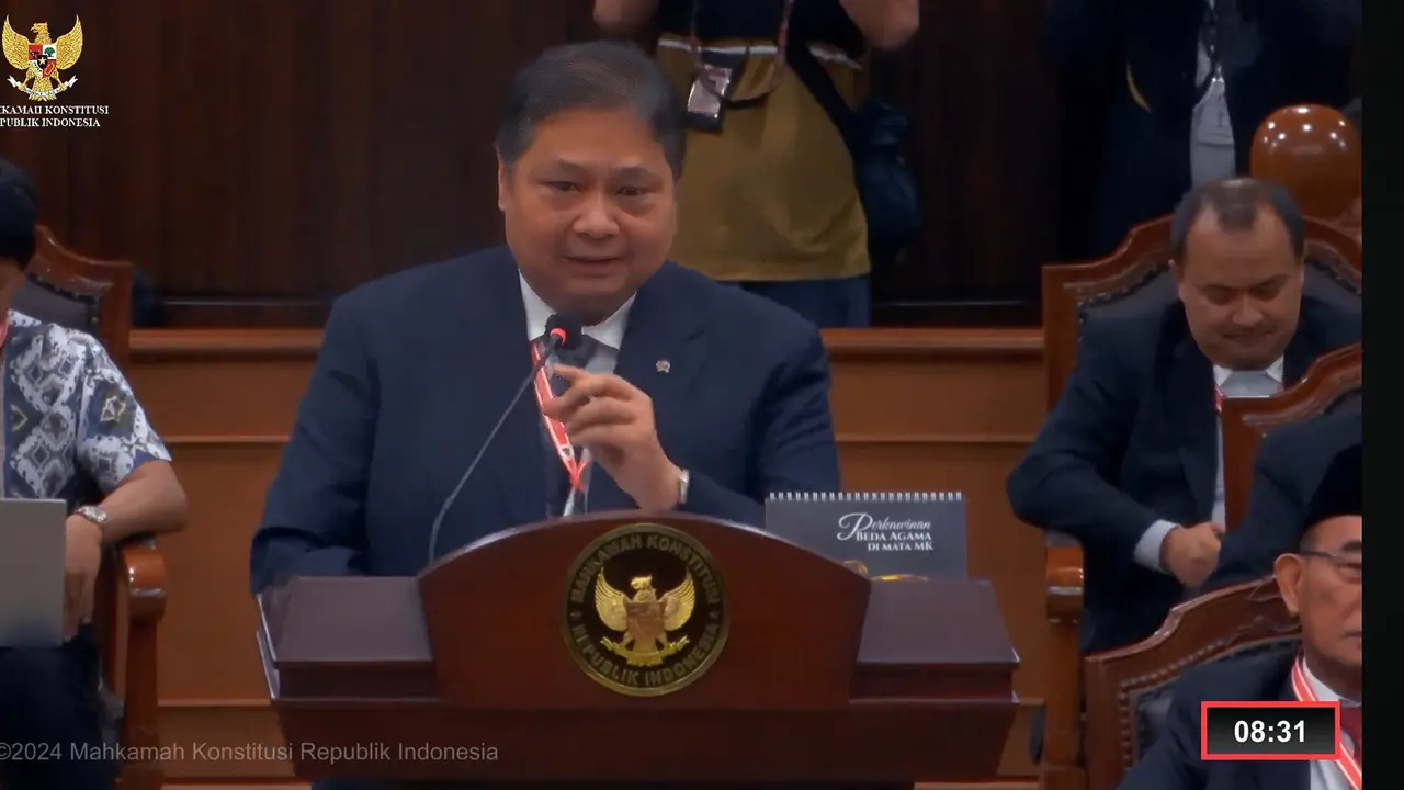 Menteri Koordinator Bidang Perekonomian Airlangga Hartarto  menghadiri sidang sengketa Pilpres, di gedung MK, Jumat (5/4/2024). (Tira/Liputan6.com)