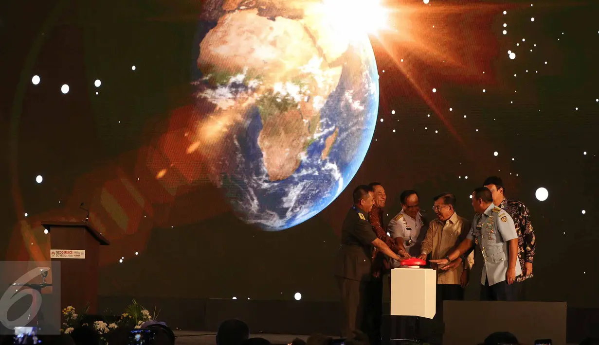 Wapres Jusuf Kalla membuka pameran Indo Defence 2016 Expo & Forum di JIExpo Kemayoran, Jakarta, (2/11). Pameran ini bertema “Bolstering Defence Industri Coorperation: Archieving a Global Maritime Fulcrum and Secure World”. (Liputan6.com/Faizal Fanani)