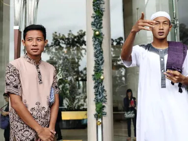 Pemain Timnas Indonesia, Evan Dimas (kiri) dan Hansamu Yama Pranata bersiap melaksanakan salat Jumat di Yamie Unmuttageen Mosque, Thailand (16/12). Indonesia akan melakoni final kedua Piala AFF 2016 melawan Thailand. (Liputan6.com/Helmi Fithriansyah)