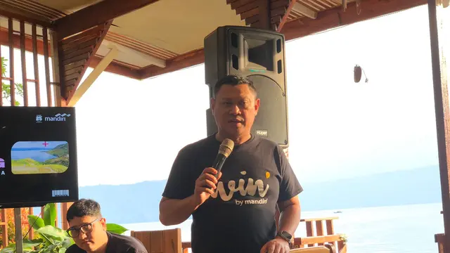 Corporate Secretary BMRI Rudi As Aturridha di Toba, Sumatera Utara, Kamis (12/10/2023). Rudi mengatakan, Bank Mandiri akan meluncurkan fitur buy now pay later. (Tira/Liputan6.com)