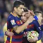 Striker Barcelona, Neymar Jr, bersama Lionel Messi merayakan gol yang dicetak Luis Suarez ke gawang Sporting Gijon pada laga La Liga Spanyol di Stadion Camp Nou, Barcelona, Sabtu, (23/4/2016). (AFP/Lluis Gene)