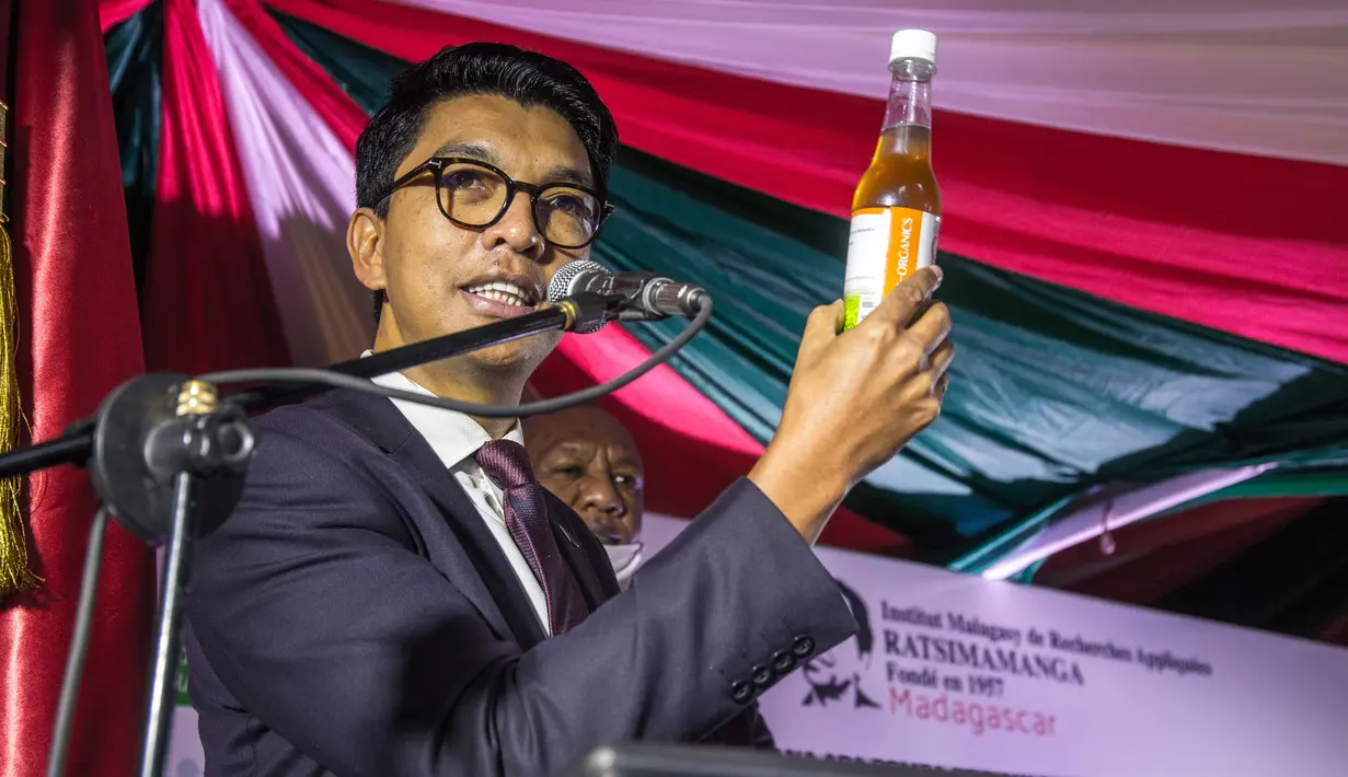 Presiden Madagaskar, Andry Rajoelina menghadiri upacara peluncuran Covid Organics atau CVO di Antananarivo, Madagaskar, pada 20 April 2020. Covid Organics atau CVO merupakan ramuan herbal yang diklaim dapat mencegah virus corona Covid-19.  (AFP/Rijasolo)