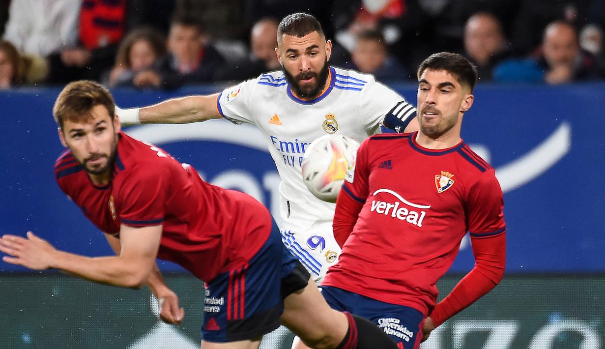 <p>Karim Benzema. Striker Prancis berusia 34 tahun yang kini menjalani musim ke-13 bersama Real Madrid ini total telah mencetak 26 gol dari 30 laga di La Liga musim 2021/22 ini, dimana 14 gol di antaranya dicetak di laga kandang. Gol kandang terakhirnya dicetak di laga terakhir pada pekan ke-34, 30 April 2022 saat menang 4-0 atas tamunya Espanyol. (AFP/Ander Gillenea)</p>