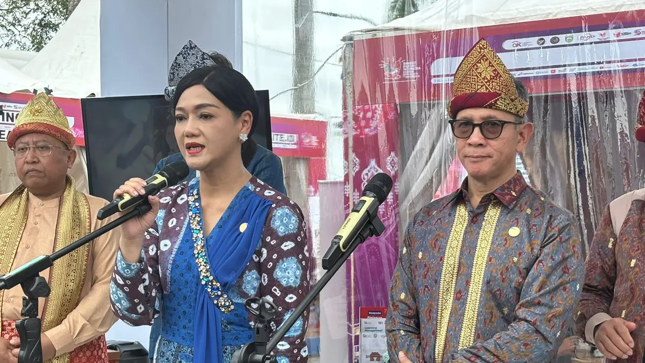 Ketua Dewan Komisioner Otoritas Jasa Keuangan (OJK, Mahendra Siregar di Palembang, Senin (27/5/2024).