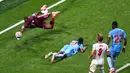 Kiper Kongo Lionel Mpasi melakukan penyelamatan saat pertandingan sepak bola babak 32 Piala Dunia antara Inggris dan Kongo di Atlanta, Rabu, (01/07/2026). (AP Photo/Colin Hubbard)