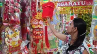 Pedagang Aksesori Imlek Mulai Diburu Pembeli di Jalan Raya Margonda Depok