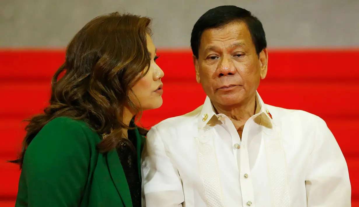 Presiden Filipina Rodrigo Duterte didampingi pasangannya, Honeylet Avancena, menunggu para pemimpin negara-negara anggota ASEAN yang akan menghadiri KTT ke-30 ASEAN di Manila, Filipina, Sabtu (29/4). (AP Photo / Bullit Marquez)