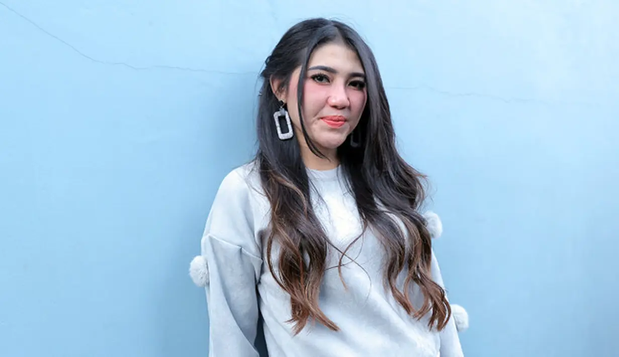 Penyanyi dangdut yang sedang dipuncak popularitasnya, Via Vallen mengawali kariernya dari bawah. Tidak mudah baginya berjuang hingga sukses seperti sekarang ini. (Deki Payoga/Bintang.com)