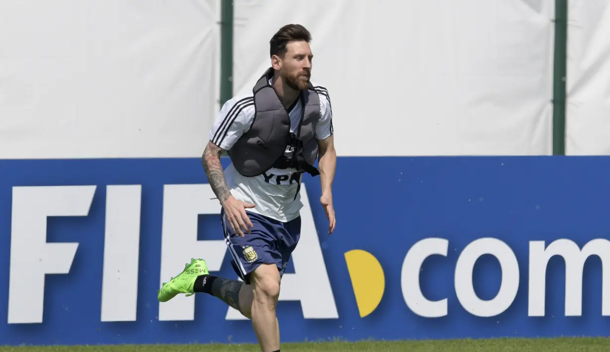 Bintang Argentina, Lionel Messi, berlari dengan beban saat latihan di Brinnitsy, Sabtu (23/6/2018). Argentina akan melakoni laga hidup mati Piala Dunia 2018 melawan Nigeria. (AFP/Juan Mabromata)